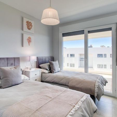 Newly Constructed 2 Bed Apartment With Sea Views カサーレス エクステリア 写真