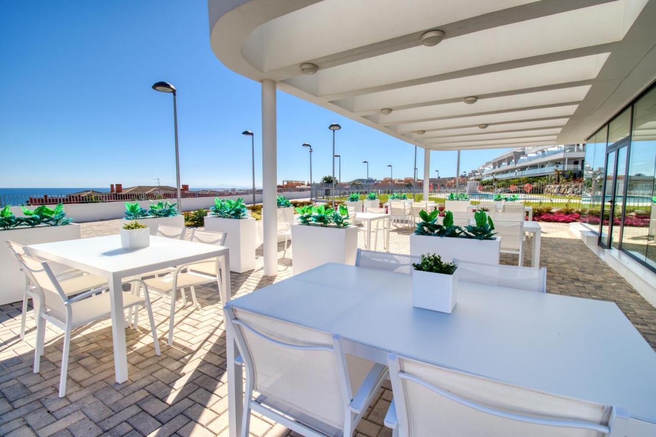 Newly Constructed 2 Bed Apartment With Sea Views カサーレス エクステリア 写真
