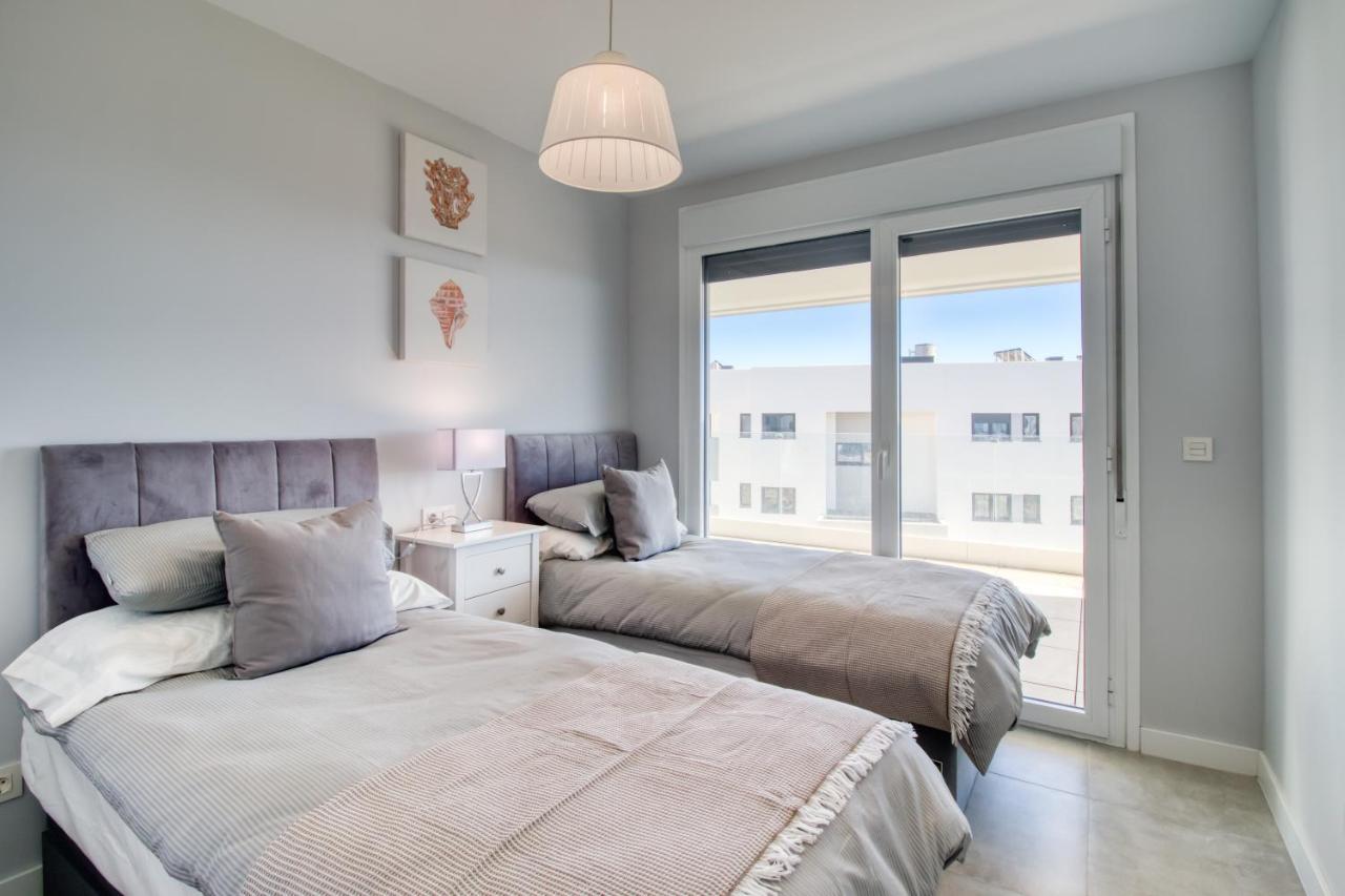 Newly Constructed 2 Bed Apartment With Sea Views カサーレス エクステリア 写真
