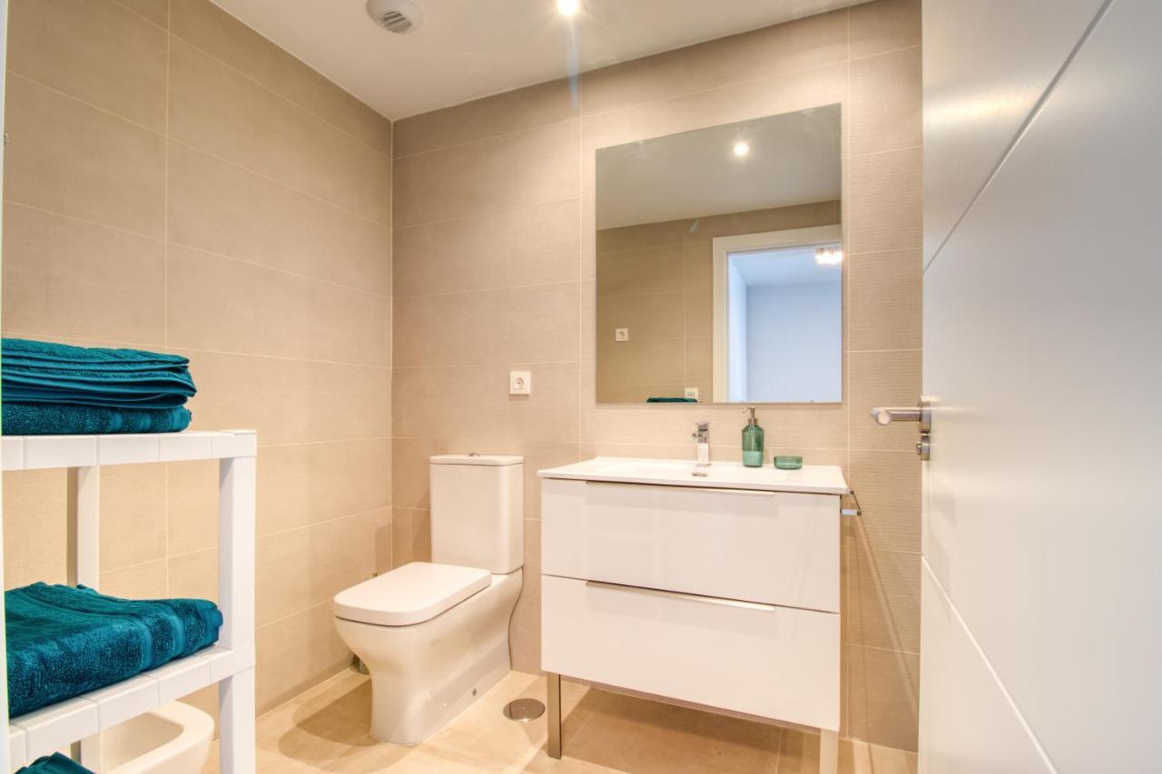 Newly Constructed 2 Bed Apartment With Sea Views カサーレス エクステリア 写真