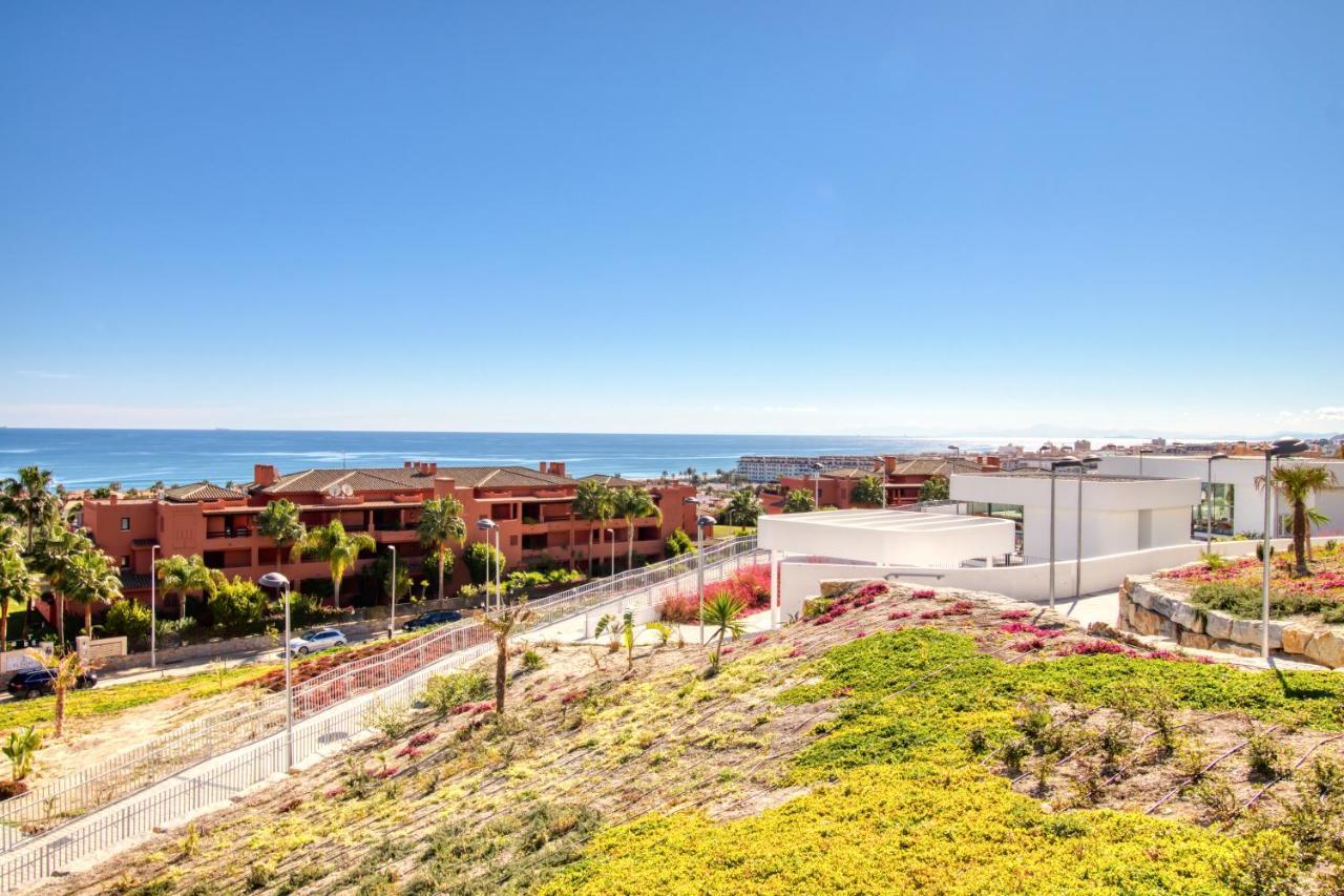 Newly Constructed 2 Bed Apartment With Sea Views カサーレス エクステリア 写真