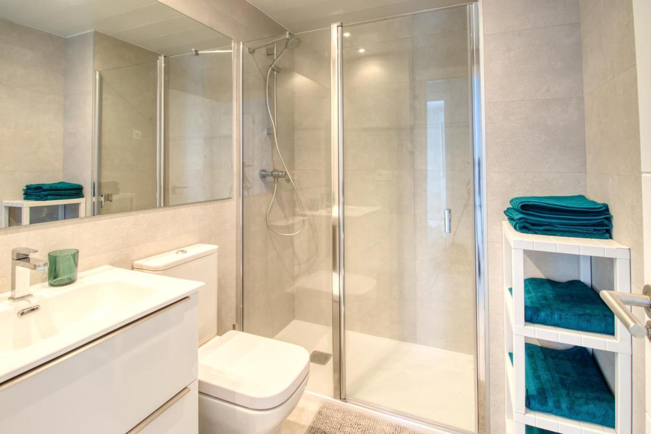 Newly Constructed 2 Bed Apartment With Sea Views カサーレス エクステリア 写真