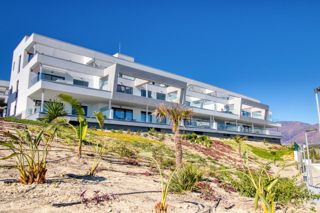 Newly Constructed 2 Bed Apartment With Sea Views カサーレス エクステリア 写真